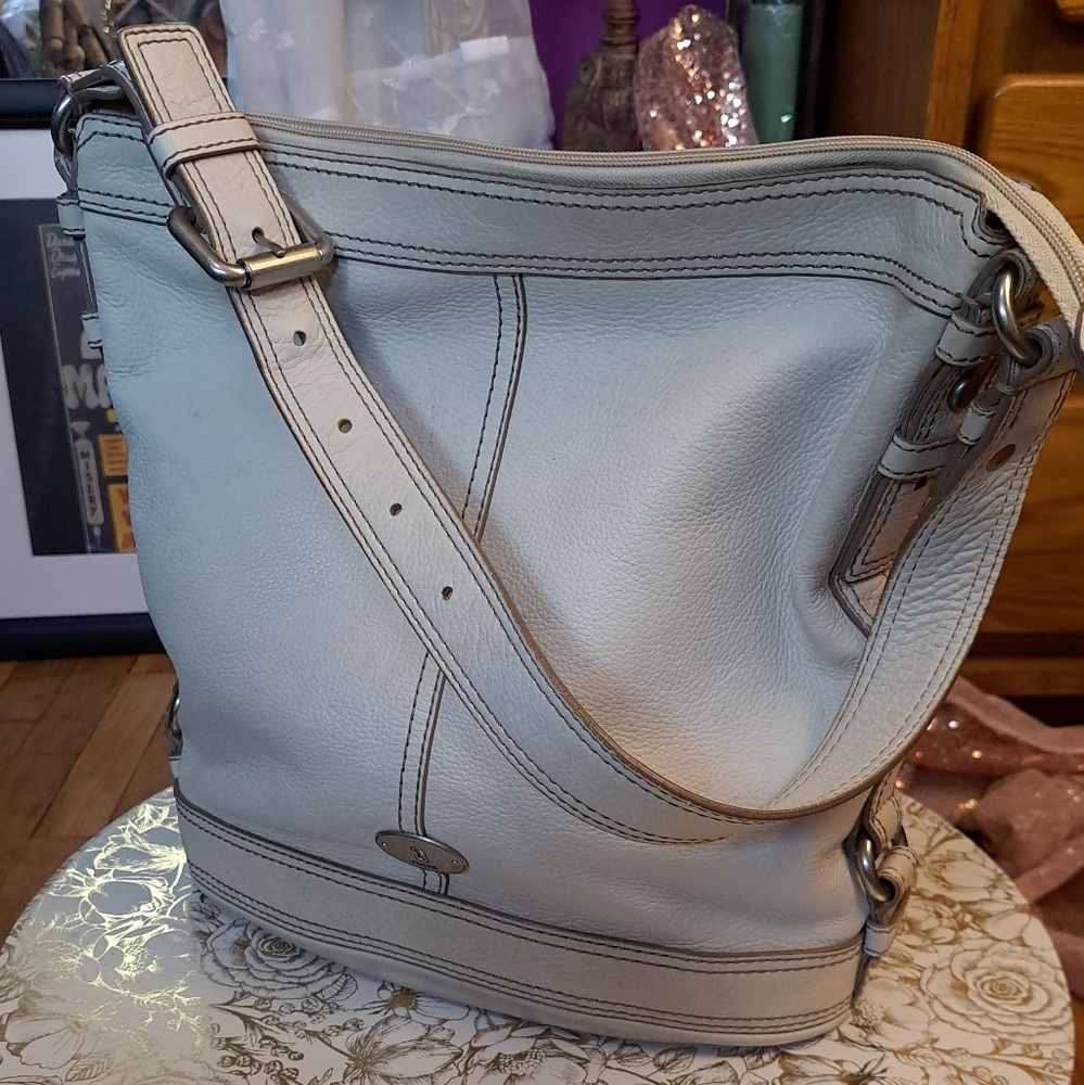 Fossil Off White Leather Shoulder Bag with Silver Hardware. - Picture 2 of 13